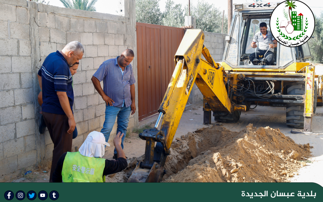 بلدية عبسان الجديدة تشرع بتنفيذ مشروع تطوير شبكات المياه.