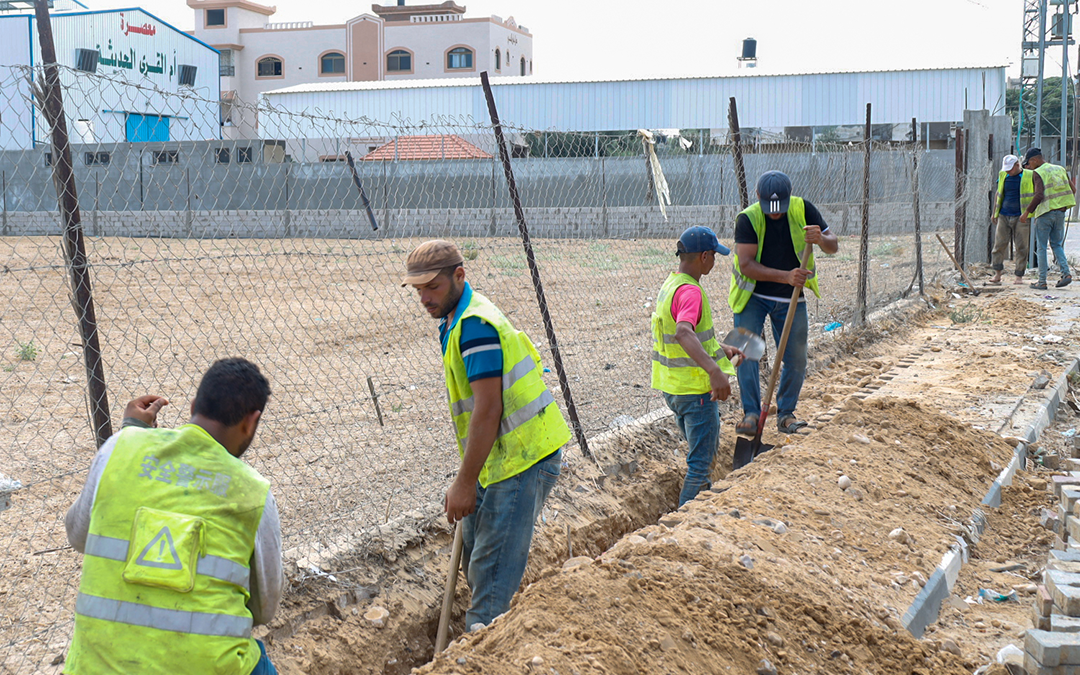 بلدية عبسان الجديدة تواصل تنفيذ مشروع تطوير شبكات المياه.